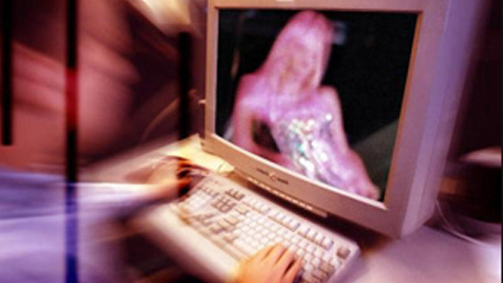 Fiatal nőnek adta ki magát egy internetes csaló férfi - videóval