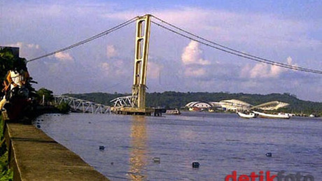 Leszakadt egy híd Indonéziában 