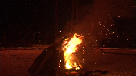 Tüzes nyílvesszőkkel ünnepelték a téli napfordulót - Videóval