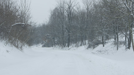 Árokba csúszott autók, elakadt buszok -  4-6 centiméteres hó esett Somogyban