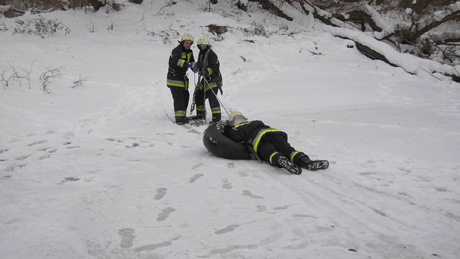 Motorfűrésszel vágtak léket a jégen - embereket mentettek a Dráván