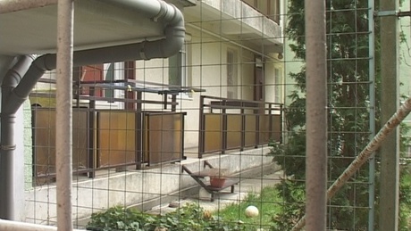 Veszélyesek a lépcsőházi rácsok - keményen büntetnek a tűzoltók - videóval