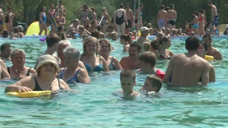 Szülinapi fürdőparty a Virágfürdőben - videóval