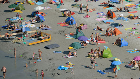 Csúcsforgalom a Balatonon - a kánikula és a hosszú hétvége miatt zsúfolásig megteltek a strandok - fotókkal!
