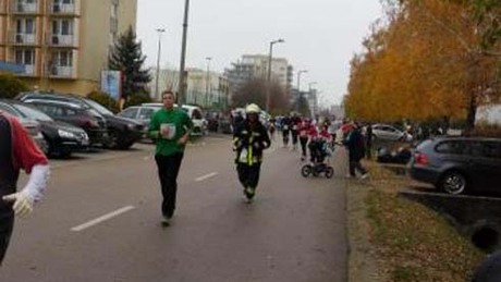 Félmaraton teljes menetfelszerelésben - Holán Krisztián tűzoltó is a futás szerelmese