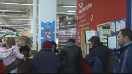 Videóval! Újra tele vannak a kaposvári üzletek