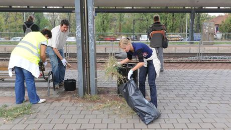 Önként tisztítják meg a peronokat a vasutasok