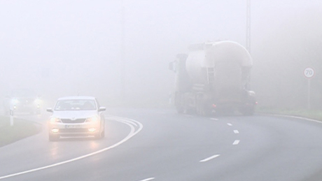 Vigyázat! Sűrű köd nehezíti a közlekedést