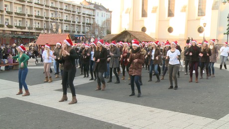 Táncoló Mikulások lepték el a Kossuth teret