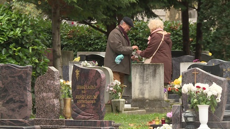 Kiemelten figyelnek a biztonságra a temetőkben