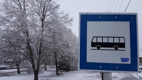 A közlekedést hóátfúvások nehezítik, a távolsági buszok pár percet késnek
