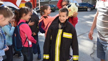 Gyerekek lepték el a tűzoltóságot