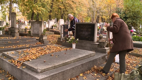 A temetőkben is fontos a maszkviselés és a távolságtartás
