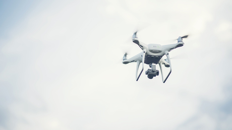 Drónnal és civil autókkal razziáztak