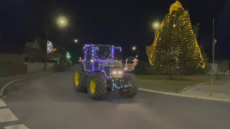 Fényfüzérekbe öltöztetett traktorok és kamionok a Balatonnál