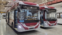 Már bordó színben díszelegnek az új kaposvári elektromos buszok