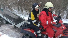 Videóval! Három napig volt a hó fogságában egy beteg gyermek - Leventét quaddal mentették le a hegyről 