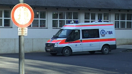 Tizenöt gyereket szállítottak kórházba a Balatonnál - frissítve
