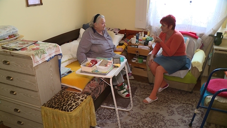 Több gondozási időt kapnak az idős rászorulók