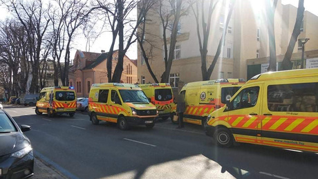 Négy parkolóhelyet lezártak a kaposvári kórház főbejáratánál