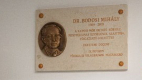 Műtő és márványtábla is őrzi Dr. Bodosi Mihály emlékét