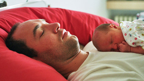 Az újdonsült szülők fél évnyi alvást hagynak ki két év alatt