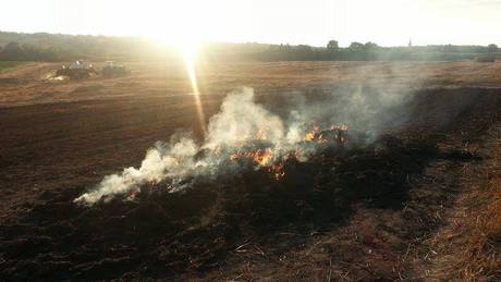 Két mezőgazdasági tűz három óra alatt
