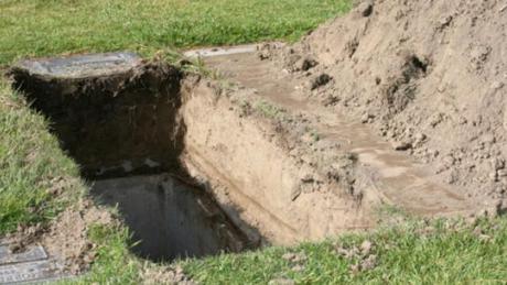 Szociális temetés: sírt áshatnak a gyászoló családtagok