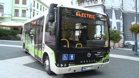 Elektromos busz gurult be a Kossuth térre