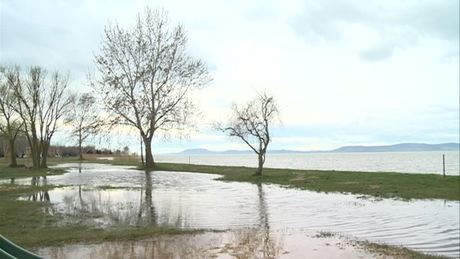 Még mindig sok a víz a Balatonban