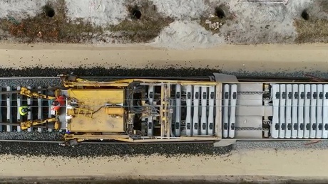 Így fektetik a síneket a Balaton-parton