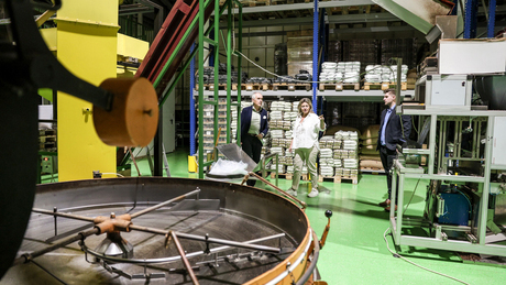 Kávépörkölő üzemben járt a polgármester