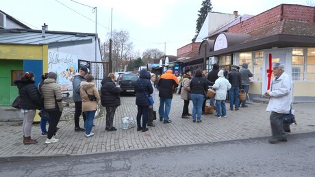 Hatalmas sor a halbolt előtt