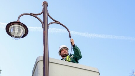 Az egyirányú utcákban is megkezdődik az okos lámpatestek telepítése