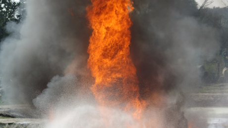Így néz ki egy 30 méteres lángoszlop!