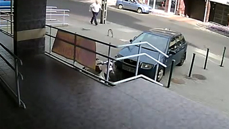 A nagy futás: kamera rögzítette a menekülő bankrablót