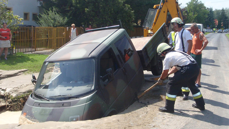 Megnyílt a föld egy kisteherautó alatt Balatonmáriafürdőn 