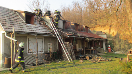 Lángoló tető oltásán serénykedtek a katasztrófavédők