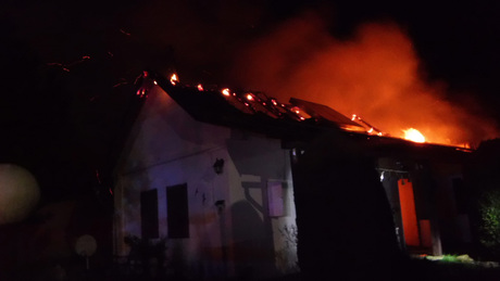 Lángoló házat oltottak a tűzoltók