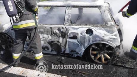 Kiégett egy autó az M7-esen