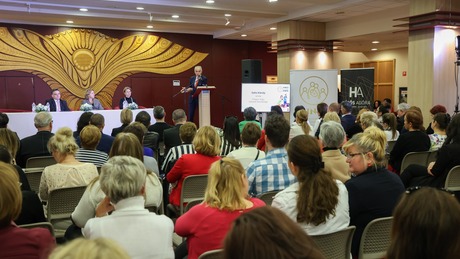 "Köszönet a fiataloknak, akik a gyermeknevelés útjára lépnek"