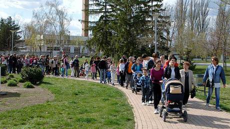 Babakocsis felvonulás: több százan tiltakoztak a Marcali kórház gyermekosztályának bezárása ellen