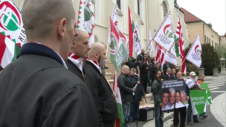 A Benetton-kastély előtt demonstrált a Jobbik