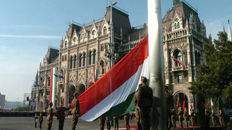 Zászló és kordon a Kossuth téren