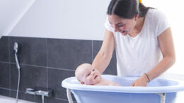 4 tipp a kisbabák fürdetéséhez újdonsült szülőknek