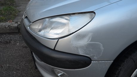 Peugeot-ot tört az ismeretlen autós