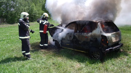 Lángoló autót oltottak a tűzoltók