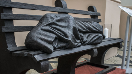 Kaposvárra érkezett a hajléktalan Jézus szobra