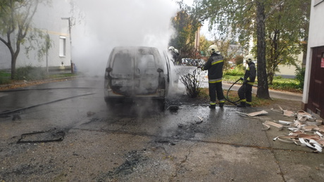  Hatalmas lángokkal égett egy autó a házak között 