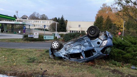 Teherautóval ütközött egy személyautó a 67-esen